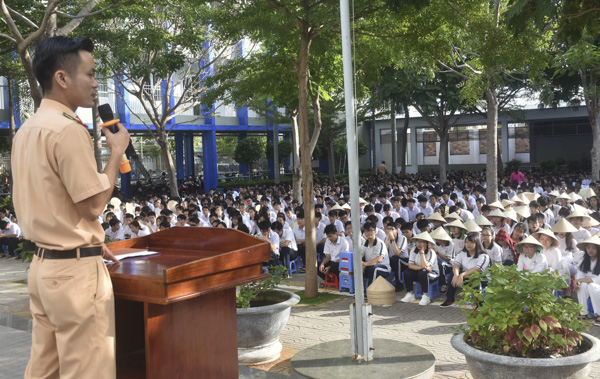 Cán bộ Phòng CSGT (PC08) Công an tỉnh tuyên truyền ATGT cho HS Trường THPT Đinh Tiên Hoàng (TP.Vũng Tàu) đầu năm học 2019-2020. 
