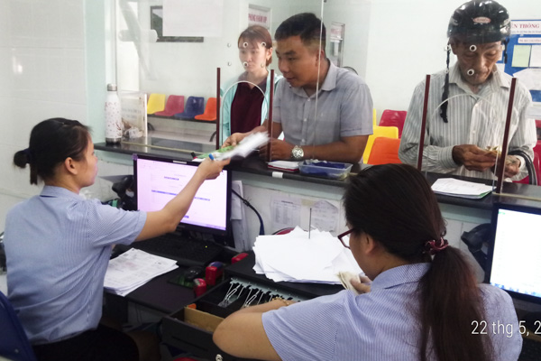 Nhân viên y tế làm thủ tục khám, chữa bệnh BHYT cho bệnh nhân  tại Bệnh viện Mắt tỉnh.