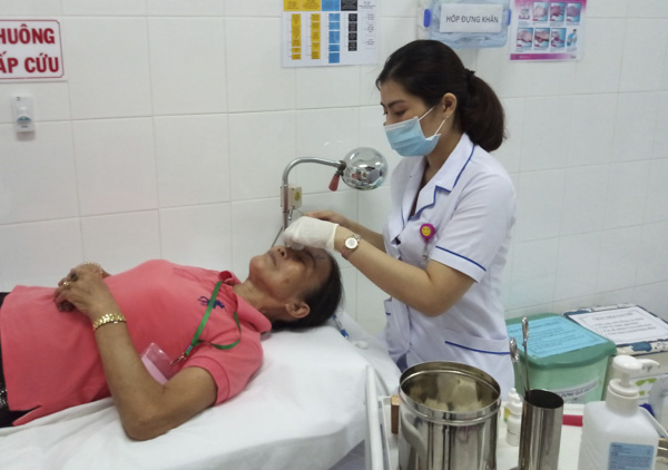 Tăng viện phí đồng nghĩa với việc chi phí thanh toán khám, chữa bệnh BHYT sẽ phải tăng lên.  Trong ảnh: Nhân viên y tế sơ cứu cho bệnh nhân tại Bệnh viện Mắt tỉnh. Ảnh: MINH THIÊN