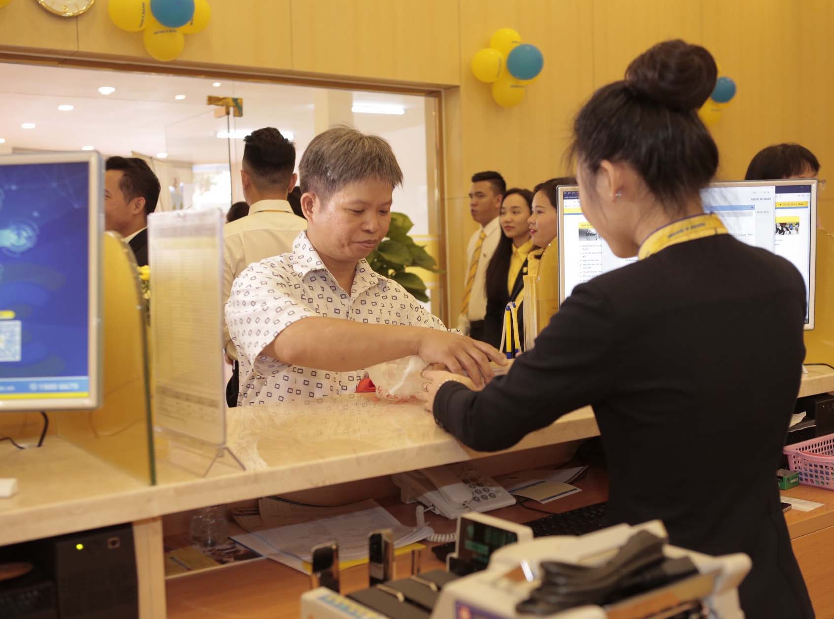 Một trong những khách hàng giao dịch đầu tiên tại Nam A Bank Bà Rịa.
