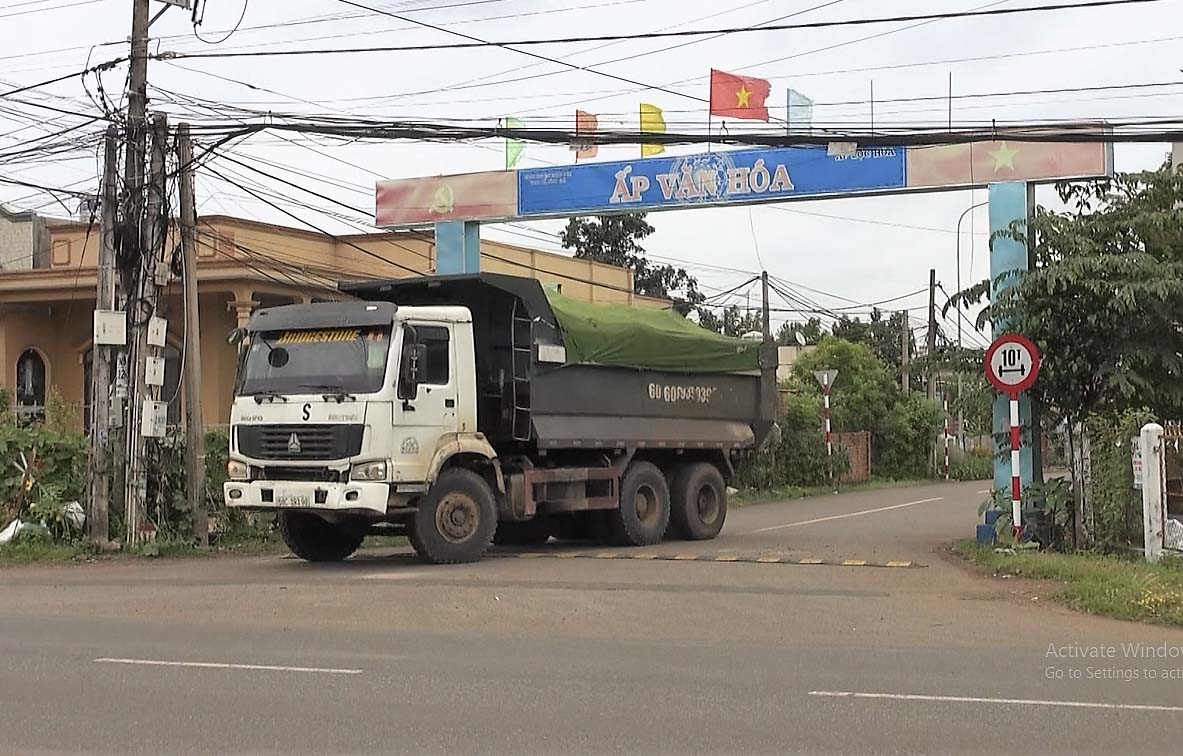 Xe tải trọng lớn vận chuyển VLXD từ mỏ Núi Sao (huyện Châu Đức) lưu thông trên đường.