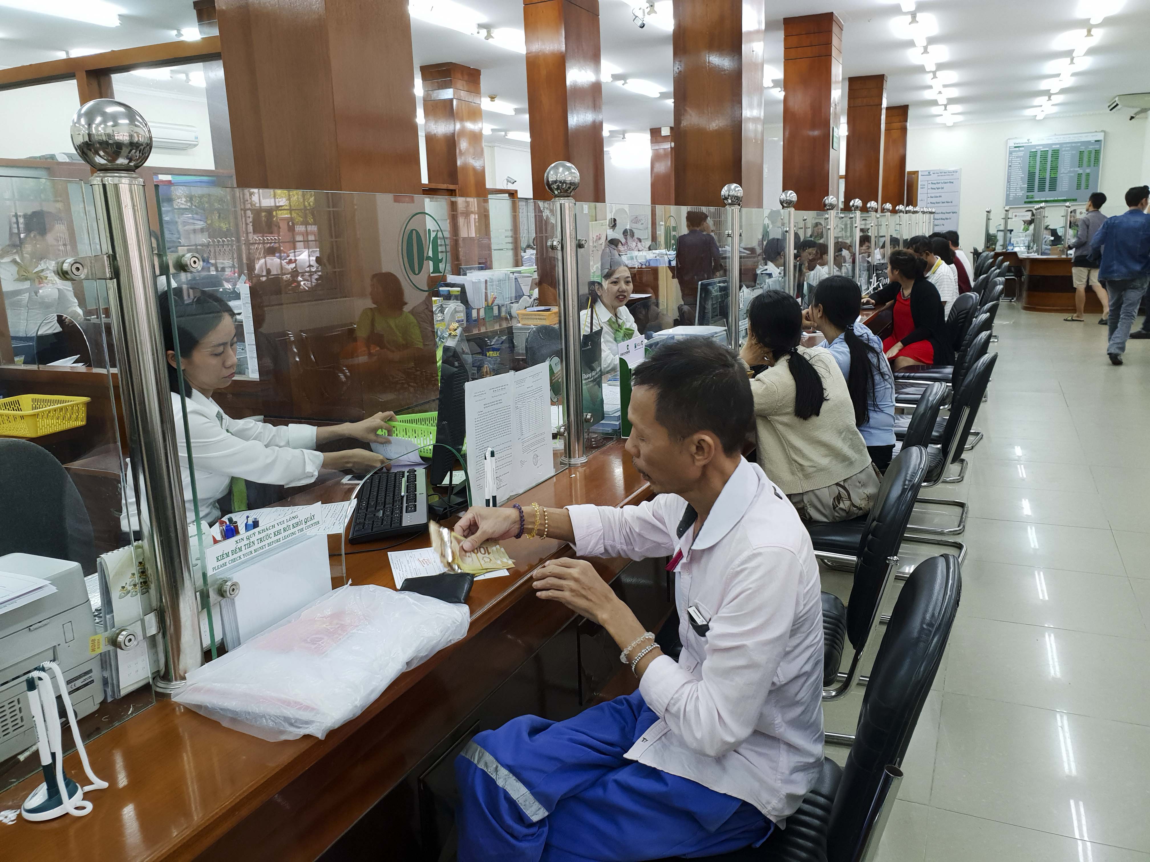 Khách hàng giao dịch tại ngân hàng Vietcombank, chi nhánh Vũng Tàu.