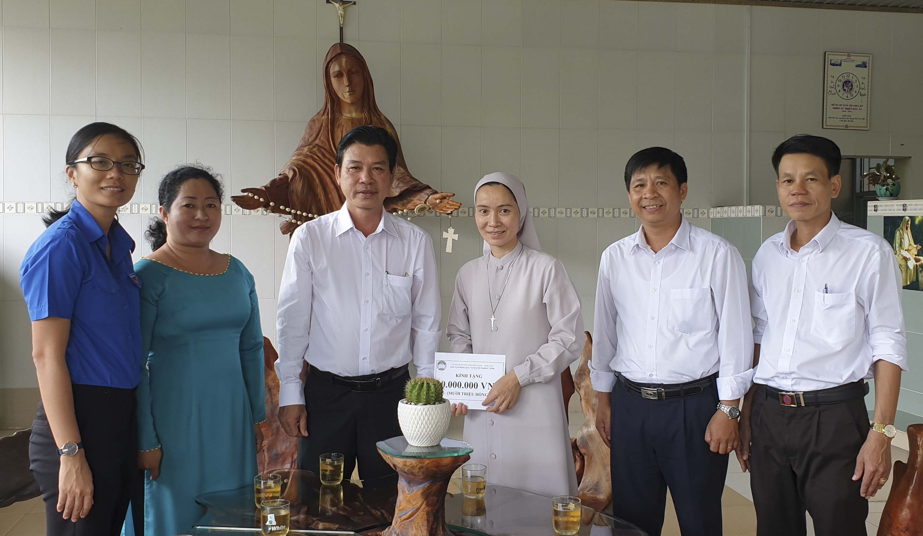 Đoàn lãnh đạo UBMTTQVN tỉnh và đại diện các hội, đoàn thể thăm, tặng quà Trung thu tại Cơ sở nuôi dưỡng, chăm sóc trẻ em mồ côi, khuyết tật Thiên Thần (xã Tân Hải, TX. Phú Mỹ).