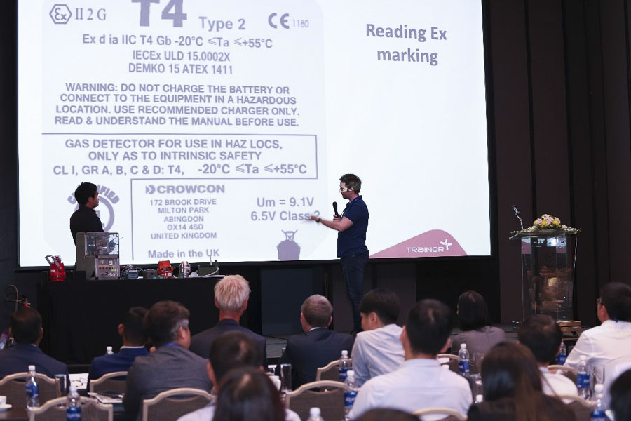 Ông Vũ Thái Sơn, Giám đốc Trainor Việt Nam, thành viên Ủy ban Kỹ thuật điện quốc tế hướng dẫn cách đọc ghi nhãn thiết bị phòng nổ. (Ảnh: Trainor)