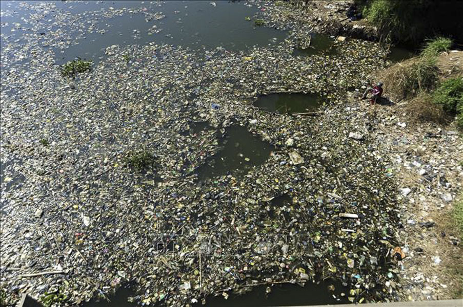 Rác thải nhựa tràn ngập tại sông Citarum ở Bandung, Tây Java, Indonesia, ngày 26/6/2019.