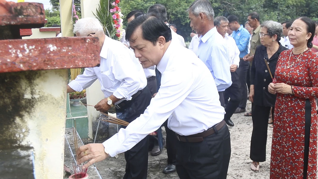 Đoàn lãnh đạo huyện Đất Đỏ, xã Long Mỹ và người thân nhà cách mạng  Dương Bạch Mai thắp nhang trước phần mộ liệt sĩ Dương Bạch Mai tưởng nhớ ông nhân dịp Quốc khánh 2/9.