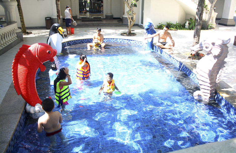 Du khách vui chơi tại hồ bơi KDL Lan Rừng Resort (thị trấn Phước Hải,  huyện Đất Đỏ). Ảnh: VÂN ANH