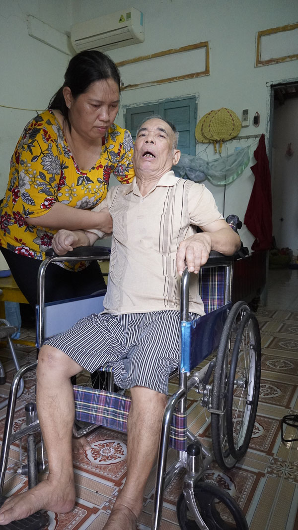 Sau giờ làm việc ở Trường MN Bông Trang cách xa nhà hơn 10km,  bà Phạm Thị Hương tranh thủ thời gian chăm sóc cha  là ông Phạm Văn Nam - thương binh 4/4 đang bị bệnh nặng.  