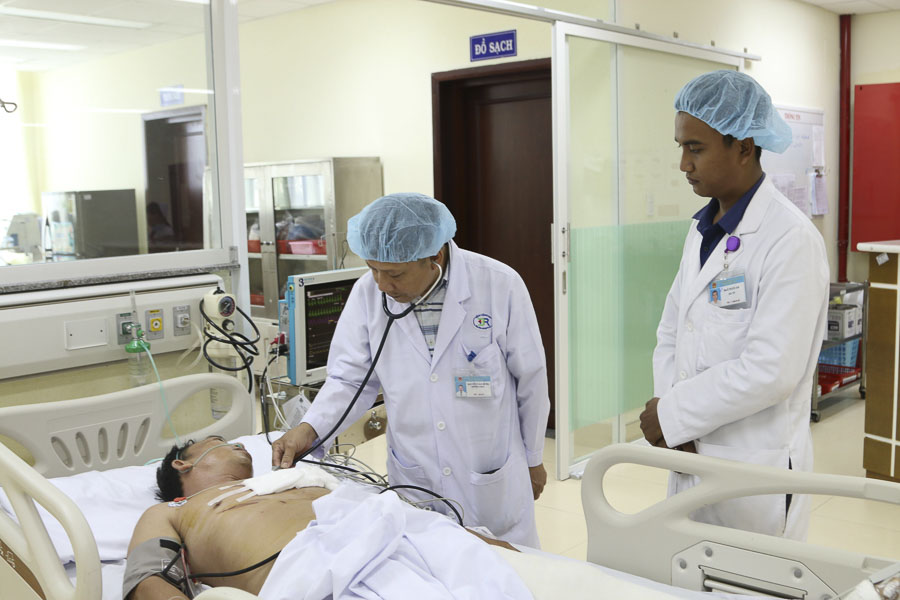 Bác sĩ thăm khám cho bệnh nhân bị vỡ tim phức tạp được cấp cứu theo quy trình “Báo động đỏ”.