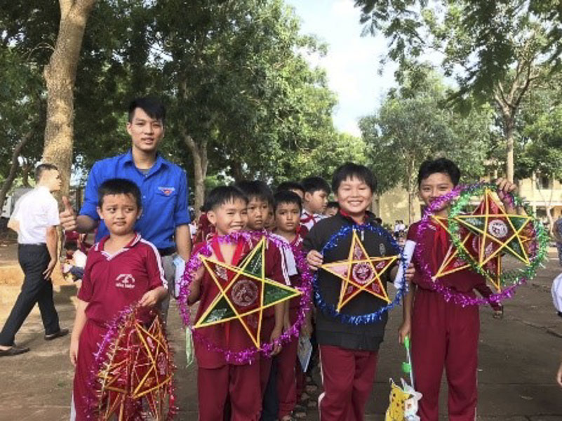 Học sinh Trường TH Hòa Hiệp chơi trò chơi và được nhận phần thưởng là đèn Trung thu. Ảnh: MINH THANH