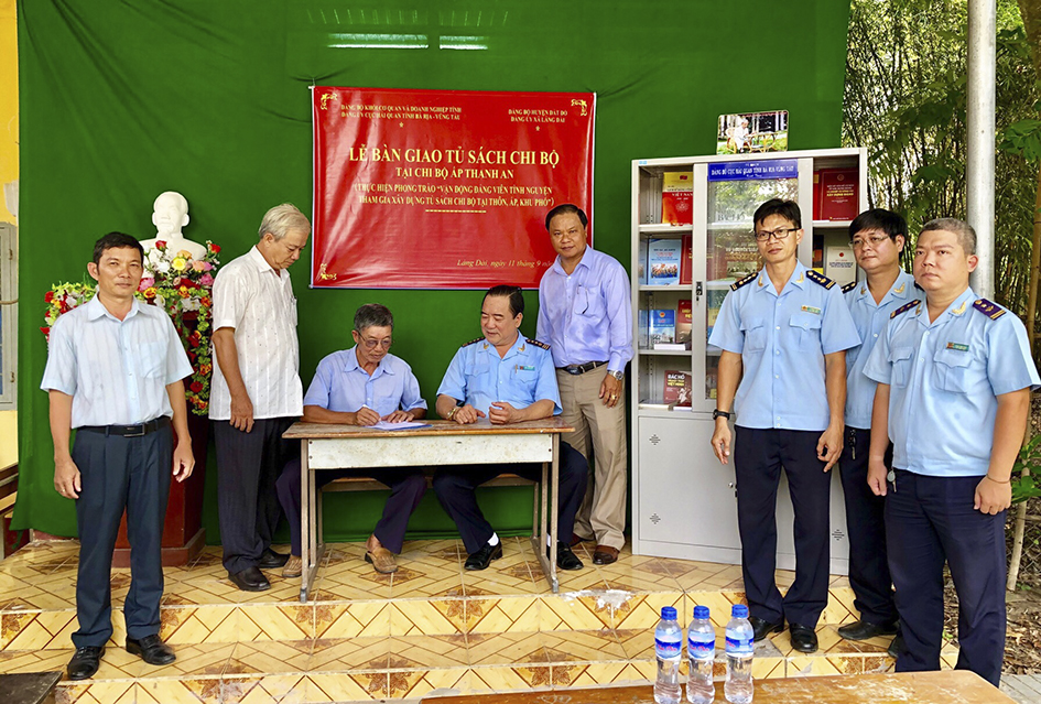 Quang cảnh Lễ ký cam kết giữa Đảng ủy Cục Hải quan tỉnh đã ký cam kết với Đảng ủy xã Láng Dài, Đảng ủy xã Long Mỹ về hỗ trợ và duy trì tủ sách.