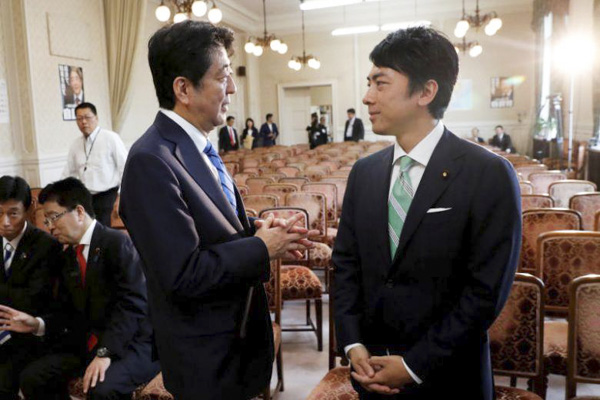 Thủ tướng Shinzo Abe (trái) và ông Shinjiro Koizumi, con trai cựu Thủ tướng Nhật Bản Koizumi Junichiro.