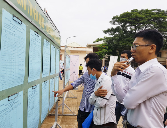Để giảm khoảng cách cung - cầu cần có các giải pháp đồng bộ. Trong ảnh: NLĐ tìm hiểu thông tin tại phiên giao dịch việc làm lần thứ I-2019.