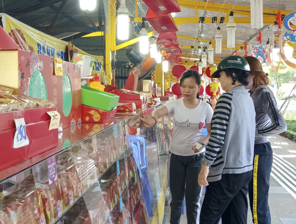 Khách hàng mua bánh Trung thu tại Khu tam giác Bãi Trước.