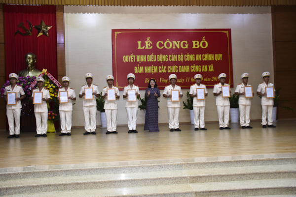 Bà Nguyễn Thị Yến, Phó Bí thư Thường trực Tỉnh ủy, Trưởng Đoàn ĐBQH tỉnh (giữa) chụp ảnh lưu niệm cùng với các cán bộ công an chính quy được điều chuyển, bổ nhiệm về Công an xã.