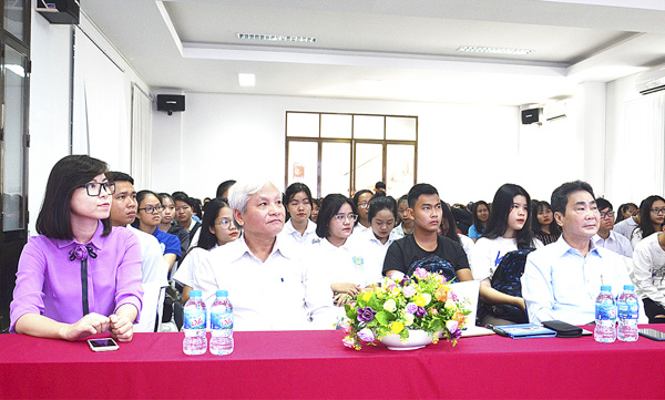 Các đại biểu tham dự hội nghị.