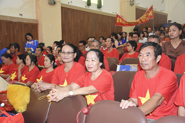 Cổ động viên cố vũ cho các đội thi.