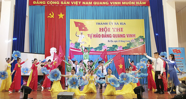 Phần thi Tự giới thiệu của Đội phường Long Tâm.