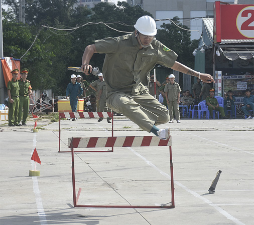 VĐV vượt qua chướng ngại vật.