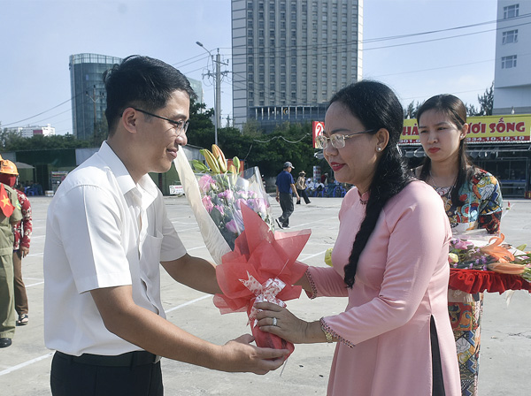 Bà Nguyễn Thị Thu Hương, Phó Chủ tịch UBND TP.Vũng Tàu, Trưởng Ban Tổ chức hội thao tặng hoa cho các đội thi. 