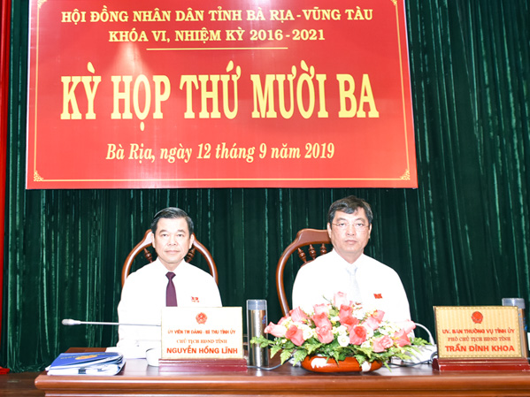 Các ông: Nguyễn Hồng Lĩnh, Ủy viên Trung ương Đảng, Bí thư Tỉnh ủy, Chủ tịch HĐND tỉnh; Trần Đình Khoa, Ủy viên Ban Thường vụ Tỉnh ủy, Bí thư Thành ủy Vũng Tàu, Phó Chủ tịch HĐND tỉnh, chủ tọa Kỳ họp.
