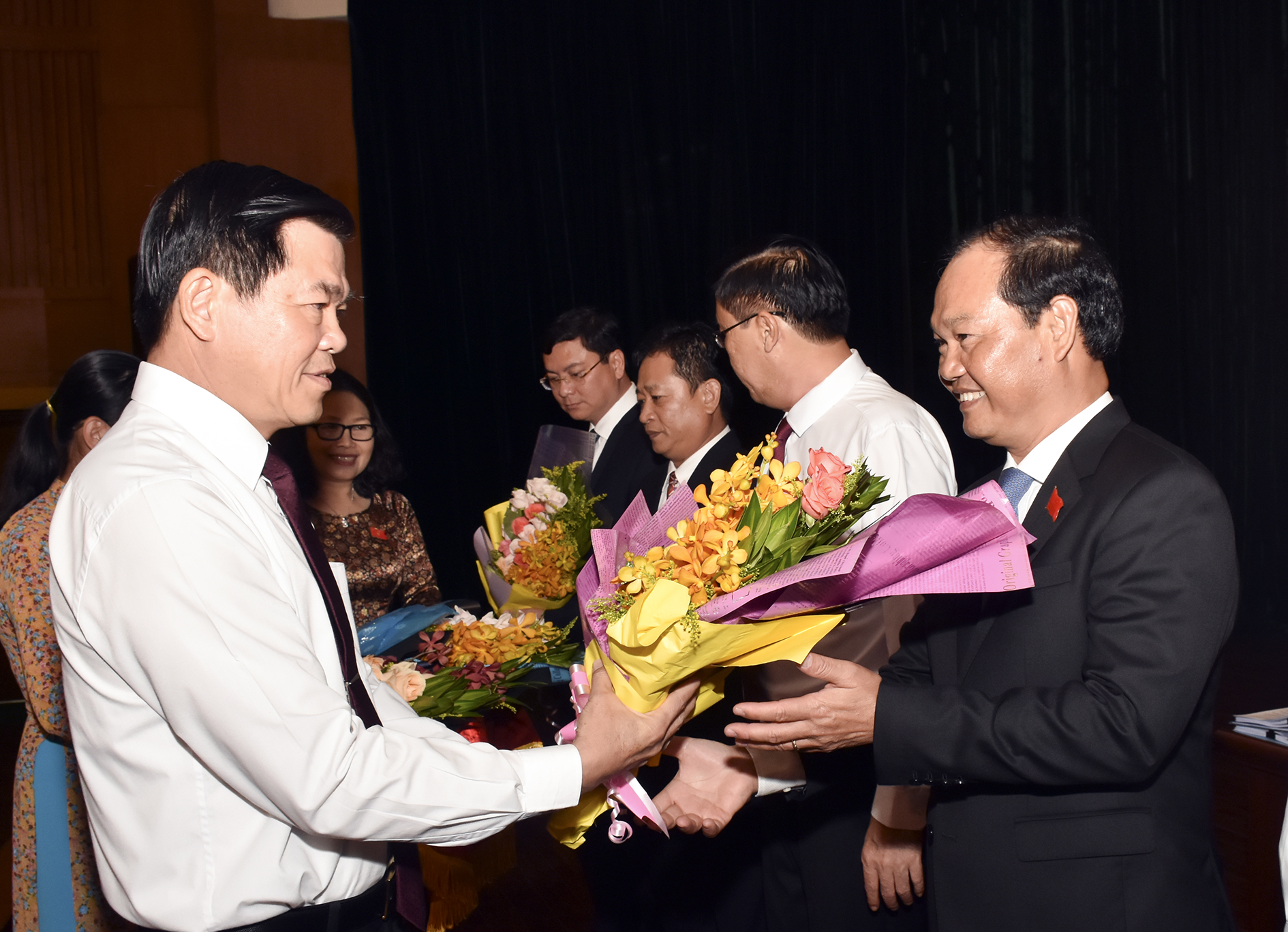 Ông Nguyễn Hồng Lĩnh, Ủy viên Trung ương Đảng, Bí thư Tỉnh ủy, Chủ tịch HĐND tỉnh tặng hoa chúc mừng ông Mai Ngọc Thuận, Ủy viên Ban Thường vụ Tỉnh ủy được bầu giữ chức danh Phó Chủ tịch HĐND tỉnh.