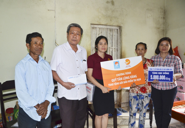 Đại diện Báo Bà Rịa - Vũng Tàu cùng đại diện các đơn vị tài trợ  trao số tiền 8 triệu đồng và gói bảo hiểm tai nạn HS cho bà ngoại  của em Nguyễn Ngọc Trà My (con của chị Nguyễn Thị Ngọc, thôn Lồ Ồ,  xã Đá Bạc, huyện Châu Đức).