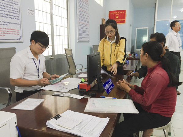 Người dân thực hiện hợp đồng công chứng chuyển quyền sử dụng đất  tại Phòng Công chứng số 2 (TP.Bà Rịa).