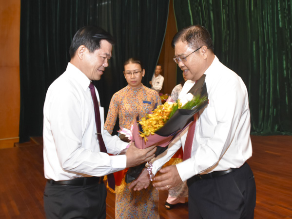 Ông Nguyễn Hồng Lĩnh, Ủy viên Trung ương Đảng, Bí thư Tỉnh ủy, Chủ tịch HĐND tỉnh tặng hoa cảm ơn những đóng góp của ông Nguyễn Văn Trình, nguyên Phó Bí thư Tỉnh ủy, nguyên Chủ tịch UBND tỉnh.