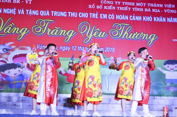 Tiết mục văn nghệ do các em thiếu nhi CLB Măng Non, Nhà Thiếu nhi tỉnh biểu diễn tại chương trình 