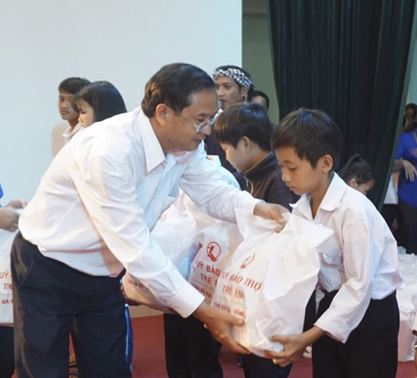 Ông Nguyễn Tấn Bản, Phó Chủ tịch UBND huyện Châu Đức trao quà Trung thu cho các em thiếu nhi có hoàn cảnh khó khăn trên địa bàn huyện. Ảnh NGỌC BÍCH