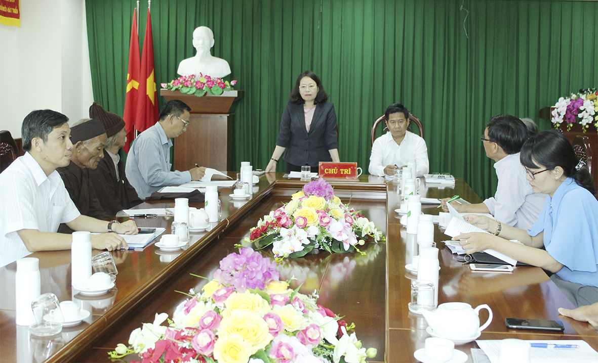Bà Nguyễn Thị Yến, Phó Bí thư Thường trực Tỉnh ủy, Trưởng Đoàn ĐBQH tỉnh phát biểu tại buổi gặp mặt.