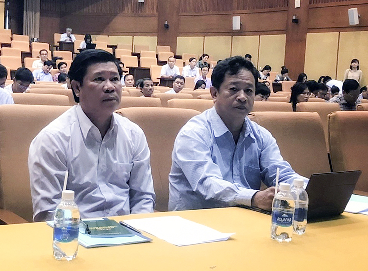 Ông Nguyễn Văn Xinh, Ủy viên Ban Thường vụ Tỉnh ủy, Trưởng Ban Tuyên giáo Tỉnh ủy (bên trái), tham dự hội nghị.
