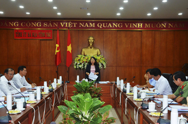 Bà Nguyễn Thị Yến, Phó Bí thư Thường trực Tỉnh ủy, Trưởng Đoàn ĐBQH tỉnh phát biểu kết luận cuộc họp.  