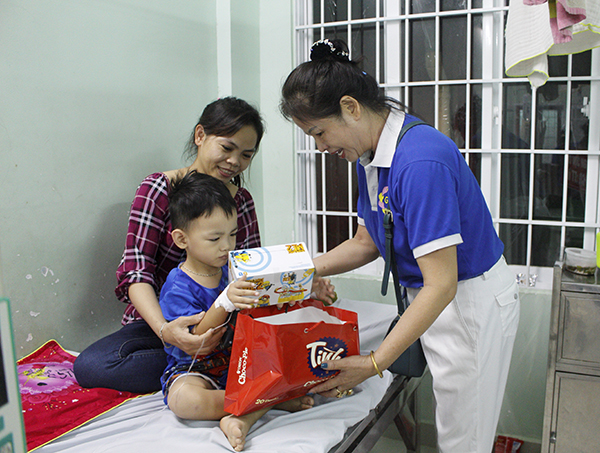 Đại diện Nhóm thiện nguyện G7 mở rộng đến từng giường bệnh tặng quà trung thu cho thiếu nhi đang nằm điều trị tại Bệnh viện Lê Lợi.