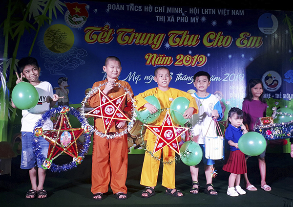 Các em thiếu nhi vui với chiếc lồng đèn do Thị Đoàn Phú Mỹ tặng.