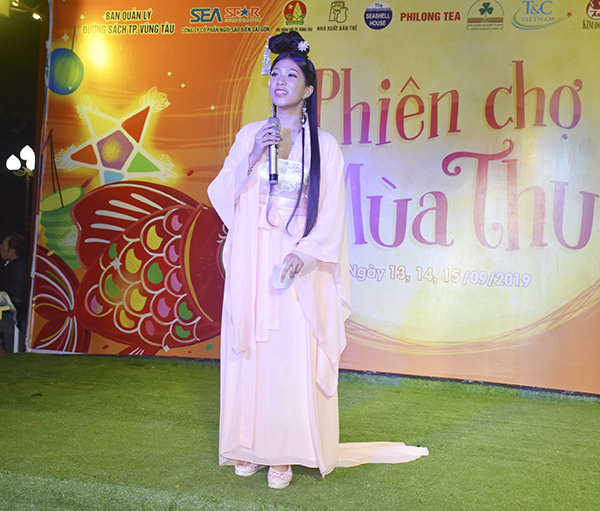 Chị Hằng Nga giao lưu cùng các em thiếu nhi.