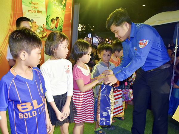 Anh Nguyễn Công Thành, Bí thư Thành Đoàn Vũng Tàu trao quà cho các em thiếu nhi có hoàn cảnh khó khăn.
