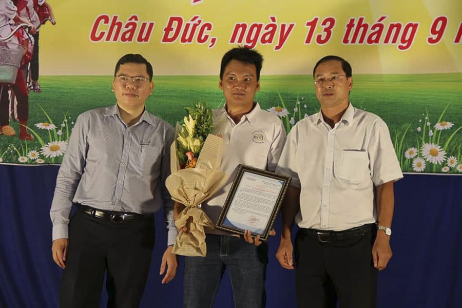Đại diện Quỹ “Chung một tấm lòng BR-VT” của CLB phóng viên nhận hoa và thư cảm ơn từ lãnh đạo địa phương.
