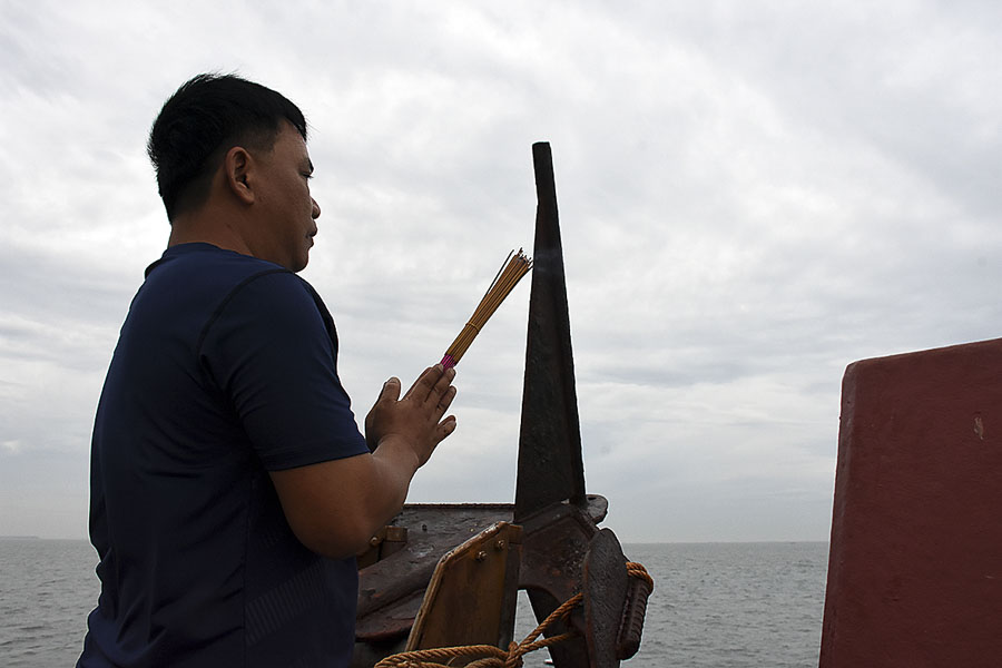 Một chủ tàu tham gia Đoàn Nghinh Ong dâng hương, cầu cho mưa thuận gió hòa, làm ăn thuận lợi.