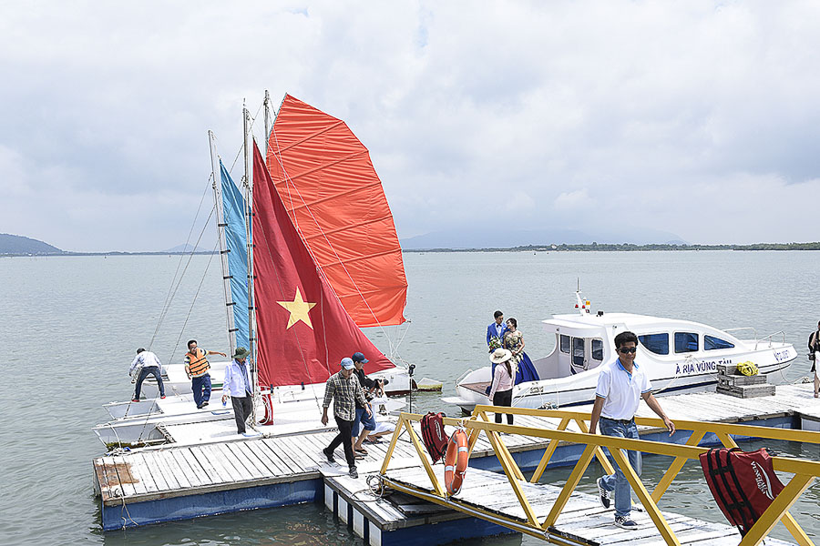 Du khách chụp ảnh, tham quan tại Bến du thuyền Vũng Tàu Marina.
