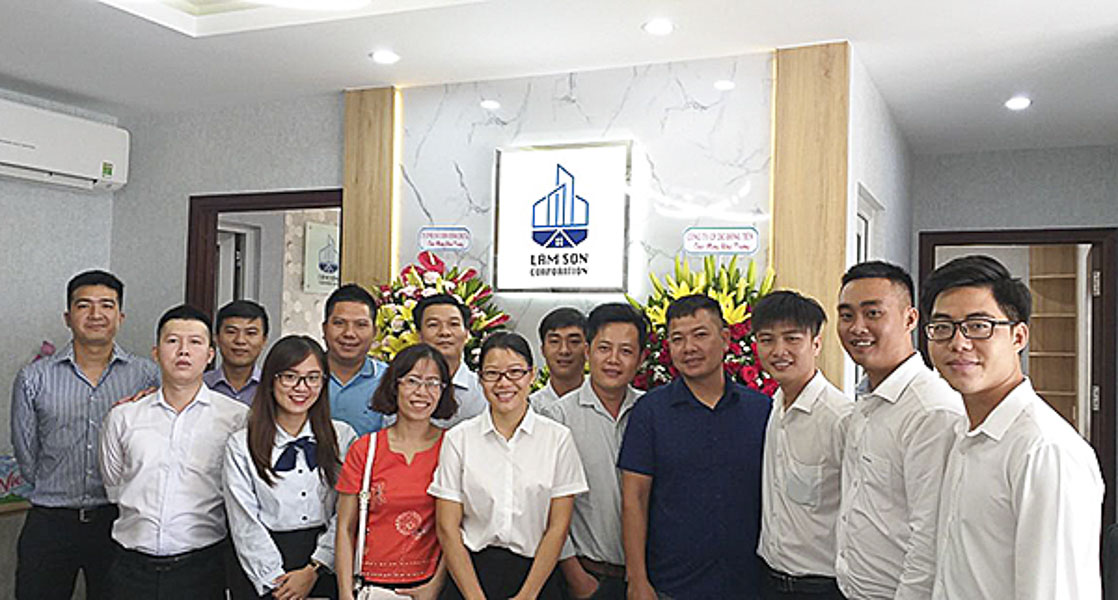 Cán bộ, công nhân viên Lam Son Group tại lễ khai trương sân bóng đá mini.