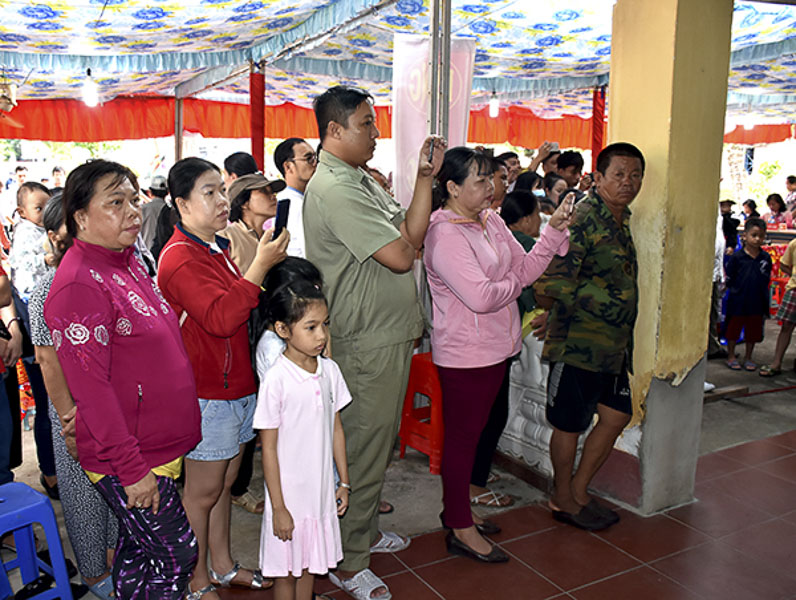 Đông đảo người dân và du khách tham gia lễ hội.