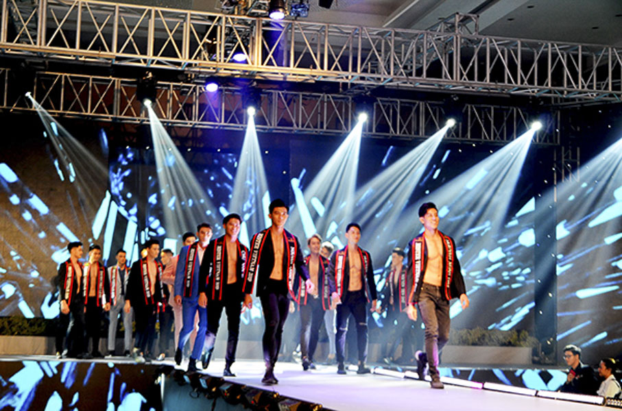 30 thí sinh của đêm Chung kết sải bước trên sàn catwalk.