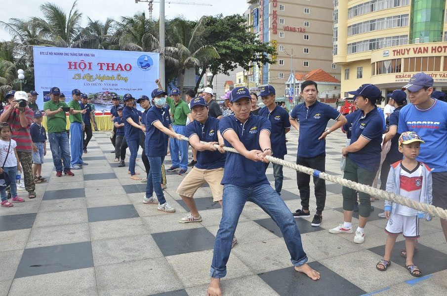 Các VĐV hào hứng trong phần thi kéo co.