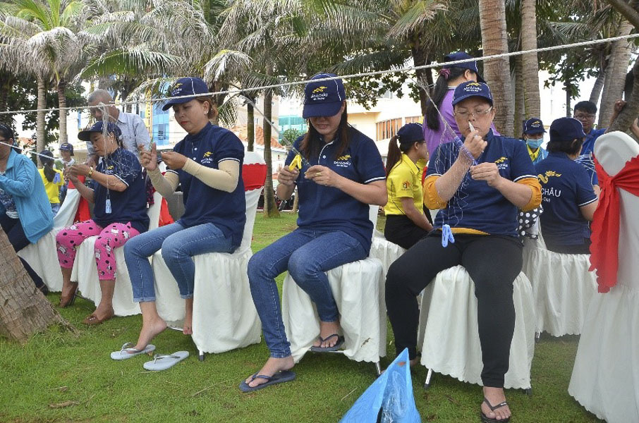 Phần thi đan lưới tại hội thao Lễ hội Nghinh Ông phản ánh đậm chất nét sinh hoạt đời thường của cư dân miền biển.