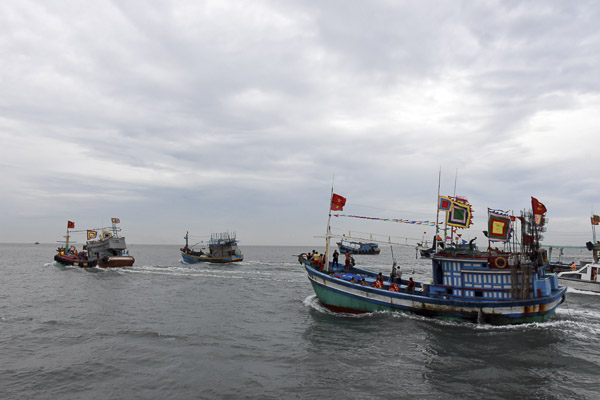 Đoàn tàu cá của ngư dân Vũng Tàu ra khơi làm lễ Nghinh Ông.