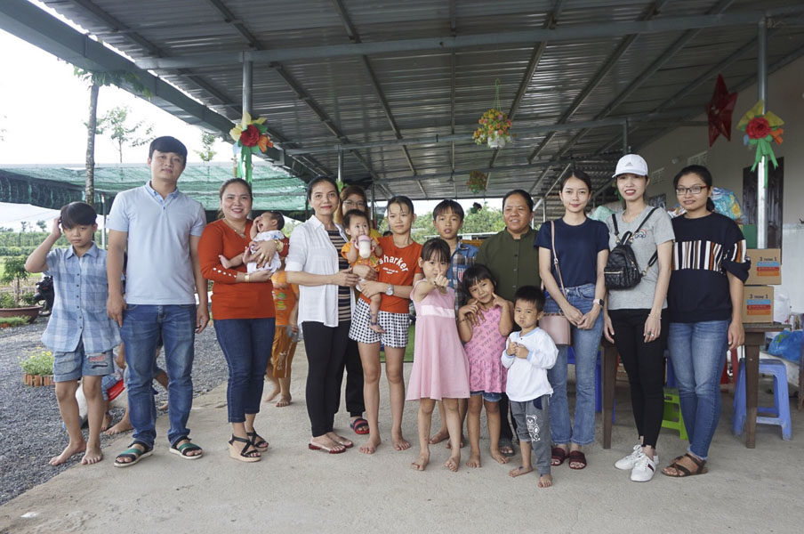 nhóm Những người bạn tặng quà cho Cơ sở bảo trợ trẻ em mồ côi Hồng Ân. 