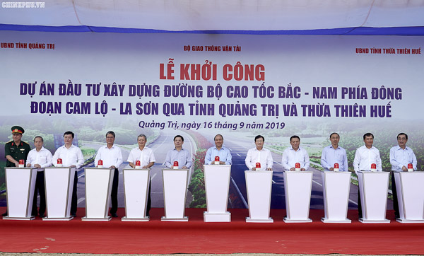 Thủ tướng Nguyễn Xuân Phúc cùng lãnh đạo các bộ, ngành, tỉnh Quảng Trị,  Thừa Thiên Huế, phát lệnh khởi công xây dựng dự án tuyến cao tốc Cam Lộ-La Sơn.