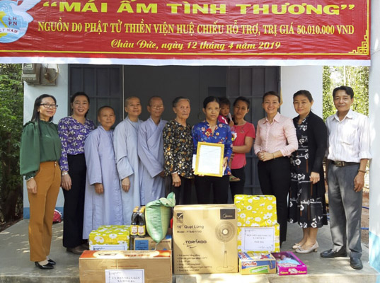 Đại diện Thiền viện Huệ Chiếu (phường Phú Mỹ, TX. Phú Mỹ) bàn giao “Mái ấm tình thương” cho gia đình bà Nguyễn Thị Đăng Khoa (tổ 5, ấp Suối Lúp, xã Bình Ba, huyện Châu Đức).